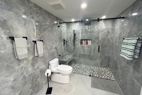 Condo in Surfside, Florida, 2 bedrooms  № 1790580 - photo 15