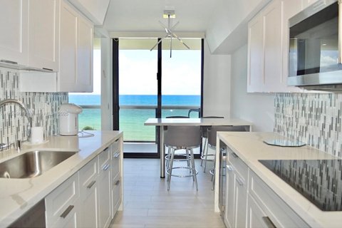 Condo in Surfside, Florida, 2 bedrooms  № 1790580 - photo 11