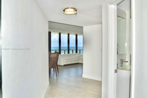 Condo in Surfside, Florida, 2 bedrooms  № 1790580 - photo 19