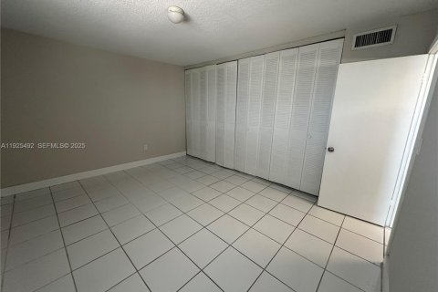 Condominio en venta en North Miami, Florida, 1 dormitorio, 52.4 m2 № 1984019 - foto 4