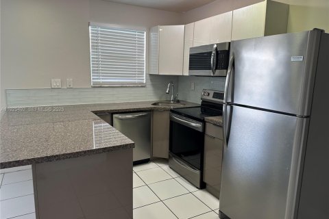 Condominio en venta en North Miami, Florida, 1 dormitorio, 52.4 m2 № 1984019 - foto 1