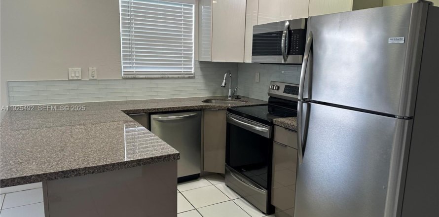 Condominio en North Miami, Florida, 1 dormitorio № 1984019