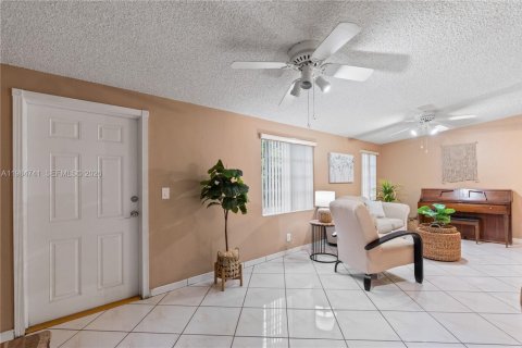 Casa en venta en Hialeah, Florida, 4 dormitorios, 162.11 m2 № 2050859 - foto 12