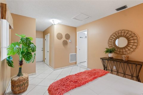 Casa en venta en Hialeah, Florida, 4 dormitorios, 162.11 m2 № 2050859 - foto 20