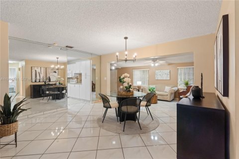 Casa en venta en Hialeah, Florida, 4 dormitorios, 162.11 m2 № 2050859 - foto 6