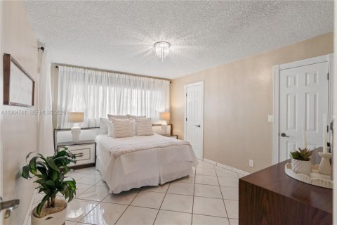 Casa en venta en Hialeah, Florida, 4 dormitorios, 162.11 m2 № 2050859 - foto 14
