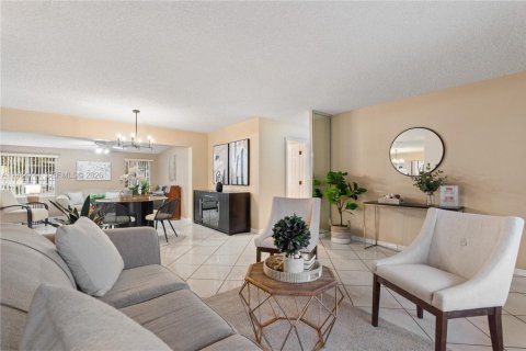 Casa en venta en Hialeah, Florida, 4 dormitorios, 162.11 m2 № 2050859 - foto 3