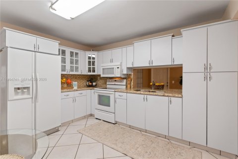 Casa en venta en Hialeah, Florida, 4 dormitorios, 162.11 m2 № 2050859 - foto 10