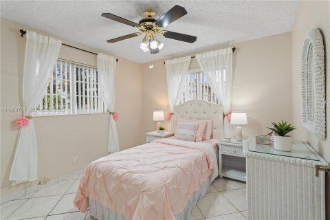 Casa en venta en Hialeah, Florida, 4 dormitorios, 162.11 m2 № 2050859 - foto 22