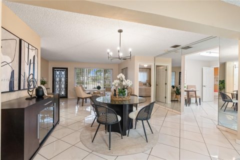 Casa en venta en Hialeah, Florida, 4 dormitorios, 162.11 m2 № 2050859 - foto 8
