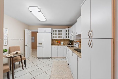 Casa en venta en Hialeah, Florida, 4 dormitorios, 162.11 m2 № 2050859 - foto 9