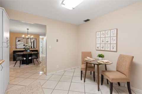 Casa en venta en Hialeah, Florida, 4 dormitorios, 162.11 m2 № 2050859 - foto 11
