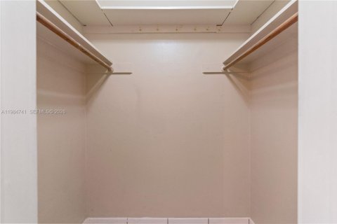 Casa en venta en Hialeah, Florida, 4 dormitorios, 162.11 m2 № 2050859 - foto 18