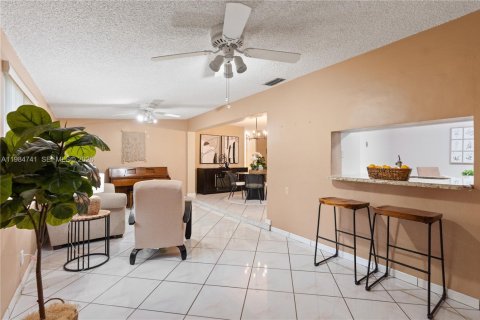 Casa en venta en Hialeah, Florida, 4 dormitorios, 162.11 m2 № 2050859 - foto 13