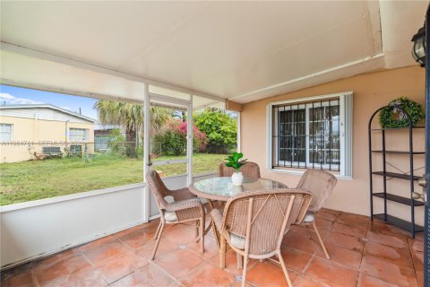 Casa en venta en Hialeah, Florida, 4 dormitorios, 162.11 m2 № 2050859 - foto 28