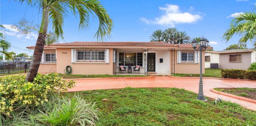 Casa en Hialeah, Florida 4 dormitorios, 162.11 m2 № 2050859