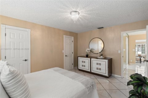 Casa en venta en Hialeah, Florida, 4 dormitorios, 162.11 m2 № 2050859 - foto 15