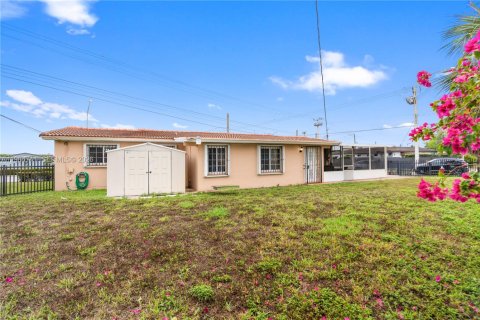 Casa en venta en Hialeah, Florida, 4 dormitorios, 162.11 m2 № 2050859 - foto 30