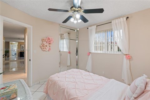Casa en venta en Hialeah, Florida, 4 dormitorios, 162.11 m2 № 2050859 - foto 23