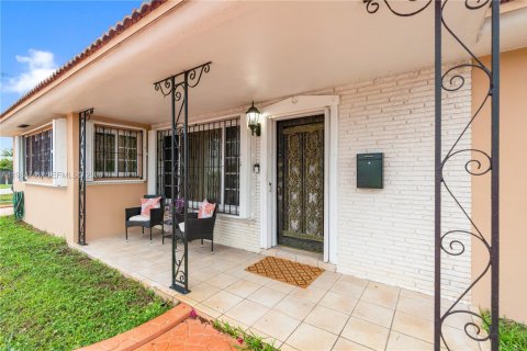 Casa en venta en Hialeah, Florida, 4 dormitorios, 162.11 m2 № 2050859 - foto 2