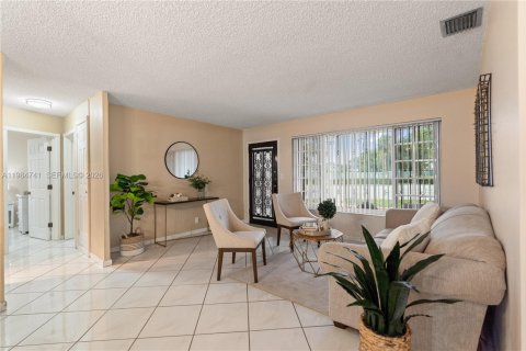 Casa en venta en Hialeah, Florida, 4 dormitorios, 162.11 m2 № 2050859 - foto 5