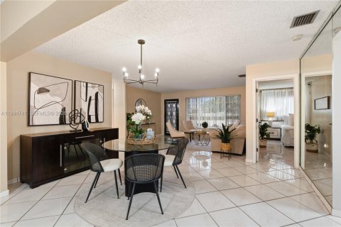Casa en venta en Hialeah, Florida, 4 dormitorios, 162.11 m2 № 2050859 - foto 7