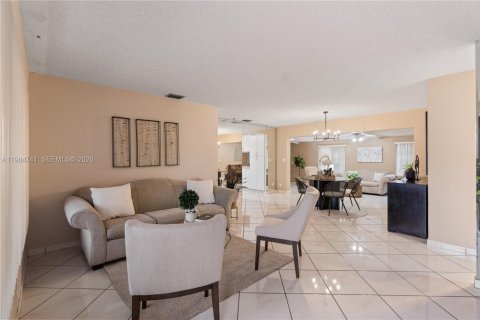 Casa en venta en Hialeah, Florida, 4 dormitorios, 162.11 m2 № 2050859 - foto 4