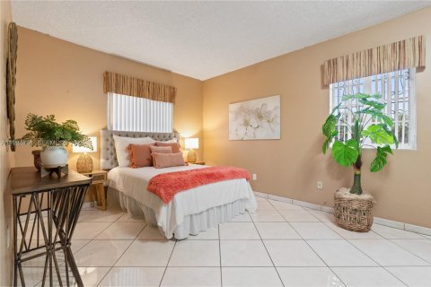 Casa en venta en Hialeah, Florida, 4 dormitorios, 162.11 m2 № 2050859 - foto 19