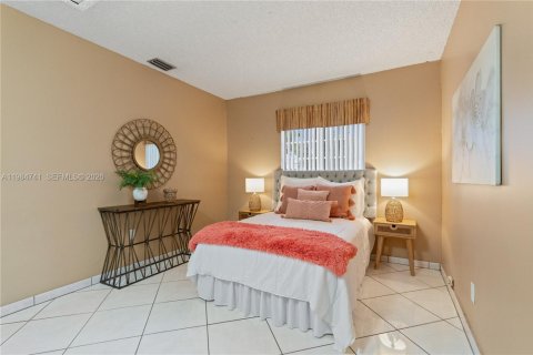 Casa en venta en Hialeah, Florida, 4 dormitorios, 162.11 m2 № 2050859 - foto 21