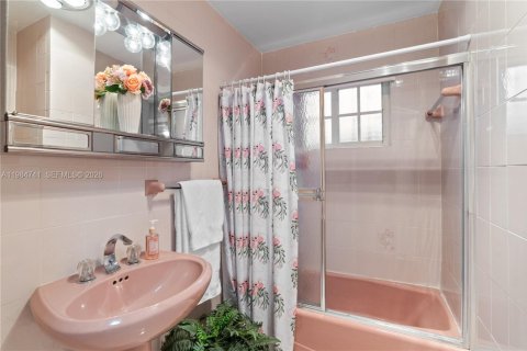 Casa en venta en Hialeah, Florida, 4 dormitorios, 162.11 m2 № 2050859 - foto 26