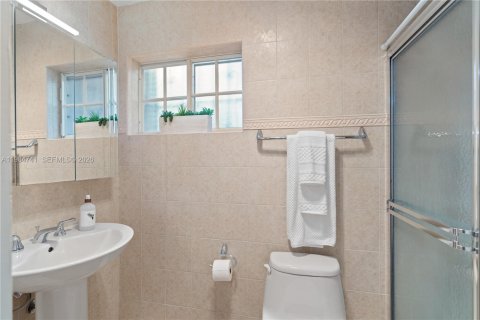 Casa en venta en Hialeah, Florida, 4 dormitorios, 162.11 m2 № 2050859 - foto 16