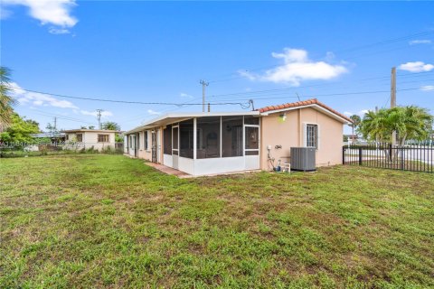 Casa en venta en Hialeah, Florida, 4 dormitorios, 162.11 m2 № 2050859 - foto 29