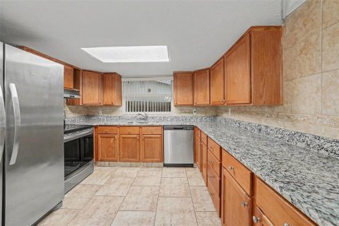 House in Port Richey, Florida 3 bedrooms, 133.97 sq.m. № 2283954 - photo 3