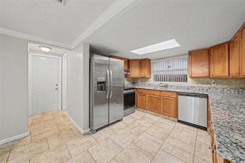 House in Port Richey, Florida 3 bedrooms, 133.97 sq.m. № 2283954 - photo 4