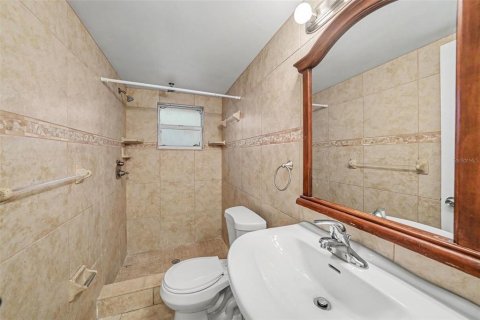 House in Port Richey, Florida 3 bedrooms, 133.97 sq.m. № 2283954 - photo 19