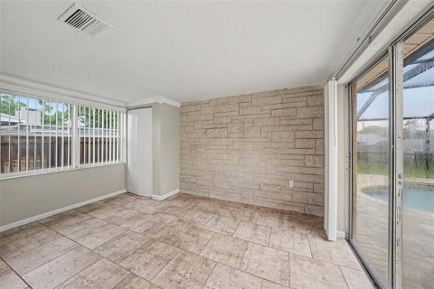 House in Port Richey, Florida 3 bedrooms, 133.97 sq.m. № 2283954 - photo 12