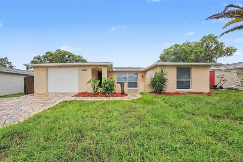 House in Port Richey, Florida 3 bedrooms, 133.97 sq.m. № 2283954