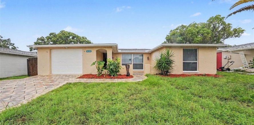 House in Port Richey, Florida 3 bedrooms, 133.97 sq.m. № 2283954