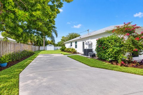 House in Port St. Lucie, Florida 3 bedrooms, 159.23 sq.m. № 2430227 - photo 4