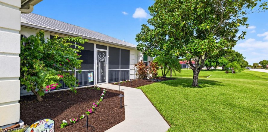 House in Port St. Lucie, Florida 3 bedrooms, 159.23 sq.m. № 2430227