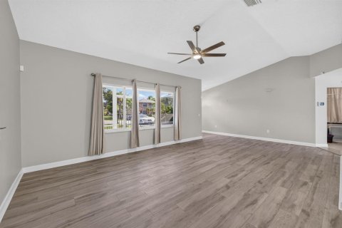 House in Port St. Lucie, Florida 3 bedrooms, 159.23 sq.m. № 2430227 - photo 17
