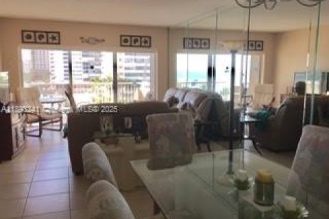 Copropriété à louer à Hallandale Beach, Floride: 1 chambre, 80.82 m2 № 1945235 - photo 1