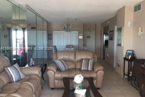 Copropriété à louer à Hallandale Beach, Floride: 1 chambre, 80.82 m2 № 1945235 - photo 11
