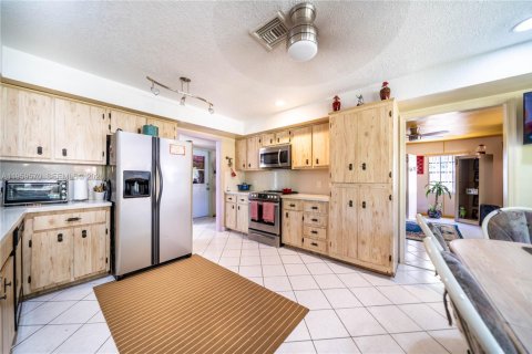 House in Miramar, Florida 4 bedrooms, 241.36 sq.m. № 2080652 - photo 12