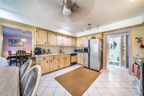 House in Miramar, Florida 4 bedrooms, 241.36 sq.m. № 2080652 - photo 11