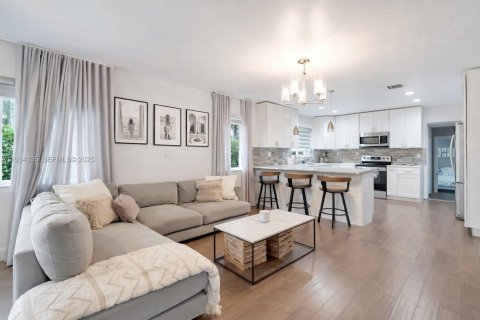 House in Miami Shores, Florida 3 bedrooms, 166.85 sq.m. № 1992477 - photo 1