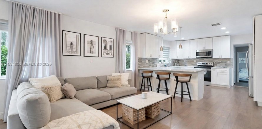 House in Miami Shores, Florida 3 bedrooms, 166.85 sq.m. № 1992477