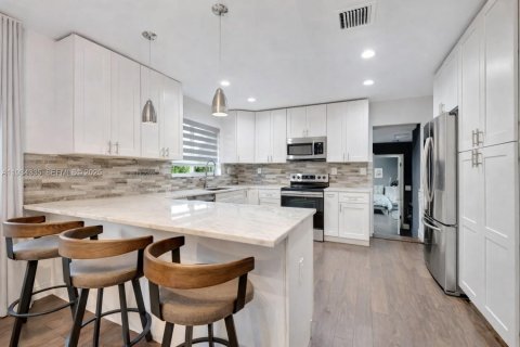 House in Miami Shores, Florida 3 bedrooms, 166.85 sq.m. № 1992477 - photo 3