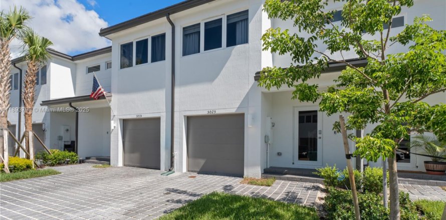 Таунхаус в Пемброк-Парк, Флорида 3 спальни, 118.54м2 № 1946009