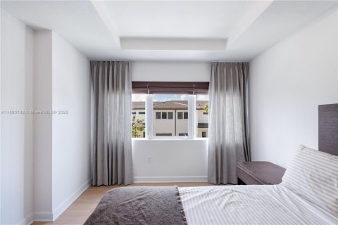 Снять в аренду таунхаус в Пемброк-Парк, Флорида 3 спальни, 118.54м2, № 1946009 - фото 5